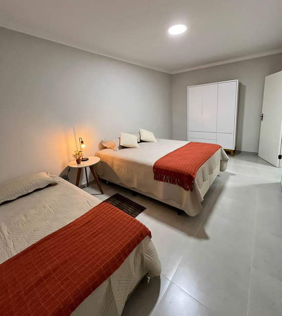 Com bi cama e outra cama Quuen